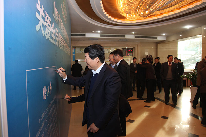 张万民书记、张彬院长参与健康倡议活动.JPG 张万民书记、张彬院长参与健康倡议活动.JPG