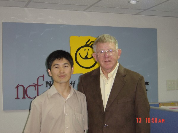 杨学财与国际儿童专家合影.jpg 杨学财与国际儿童专家合影.jpg