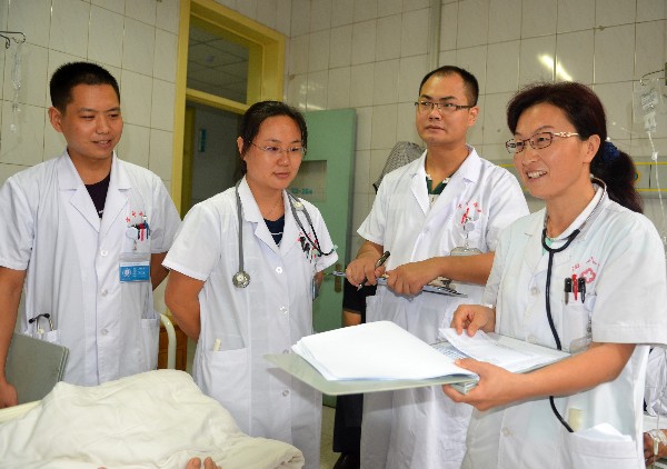 图为迟玉莲(右一)在严谨细致的查房。.jpg 图为迟玉莲(右一)在严谨细致的查房。.jpg